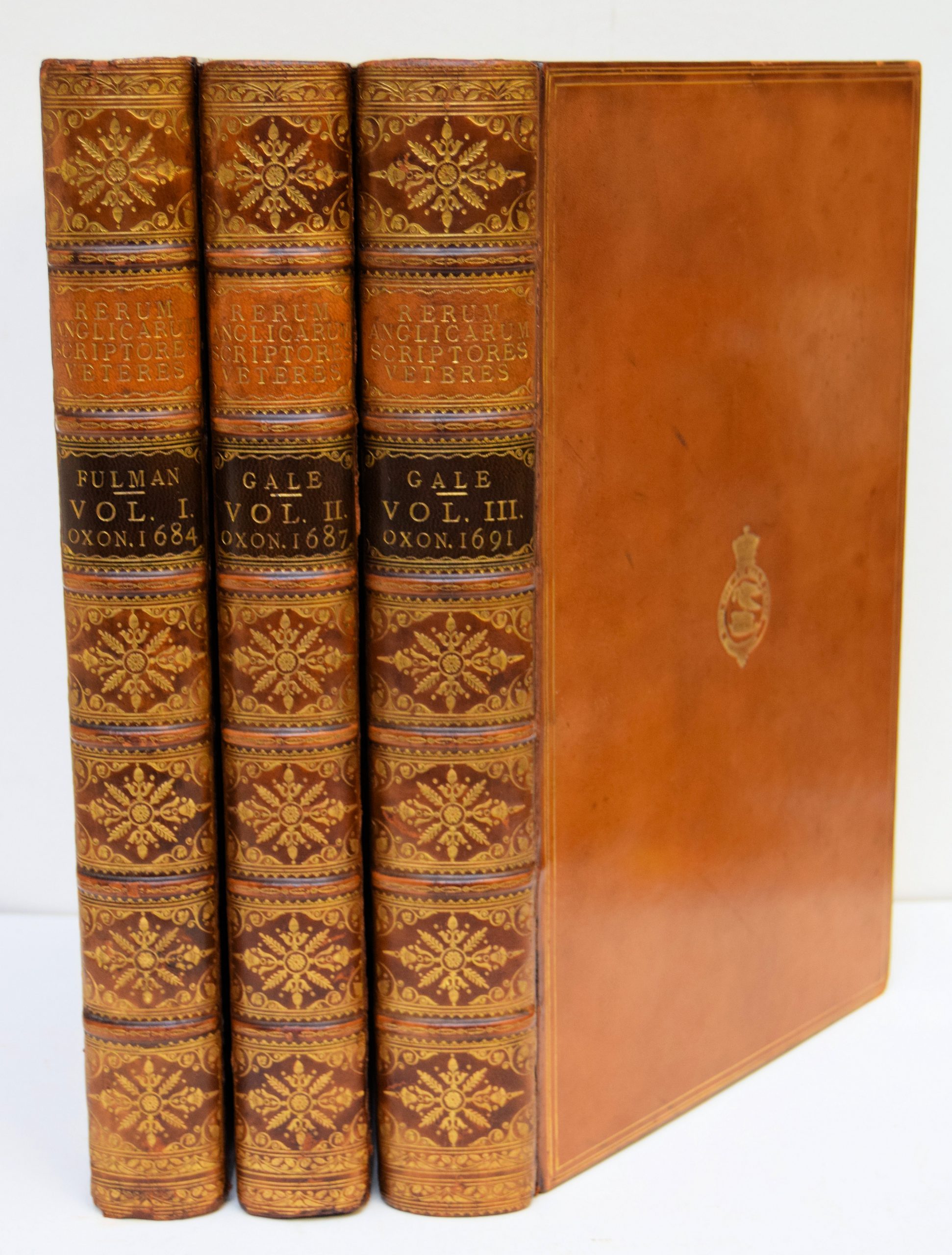 I. RERUM ANGLICARUM SCRIPTORUM VETERUM. Tom. I. Quorum Ingulfus nunc primum integer, cæteri nunc primum prodeunt.<br>II. HISTORIÆ ANGLICANÆ SCRIPTORES QUINQUE. Ex vetustis Codicibus MSS. nunc primum in lucem editi. Vol. II. Accesit rerum et verborum Index locupletissimus. <br>III. HISTORIAE BRITANNICAE, SAXONICAE, ANGLO-DANICAE, SCRIPTORES XV. Ex vetustis codd. mss. editi Opera Thomae Gale Th.Pr. Præfatio ostendit Ordinem. Accessit Rerum et Verborum Index Locupletissimus..