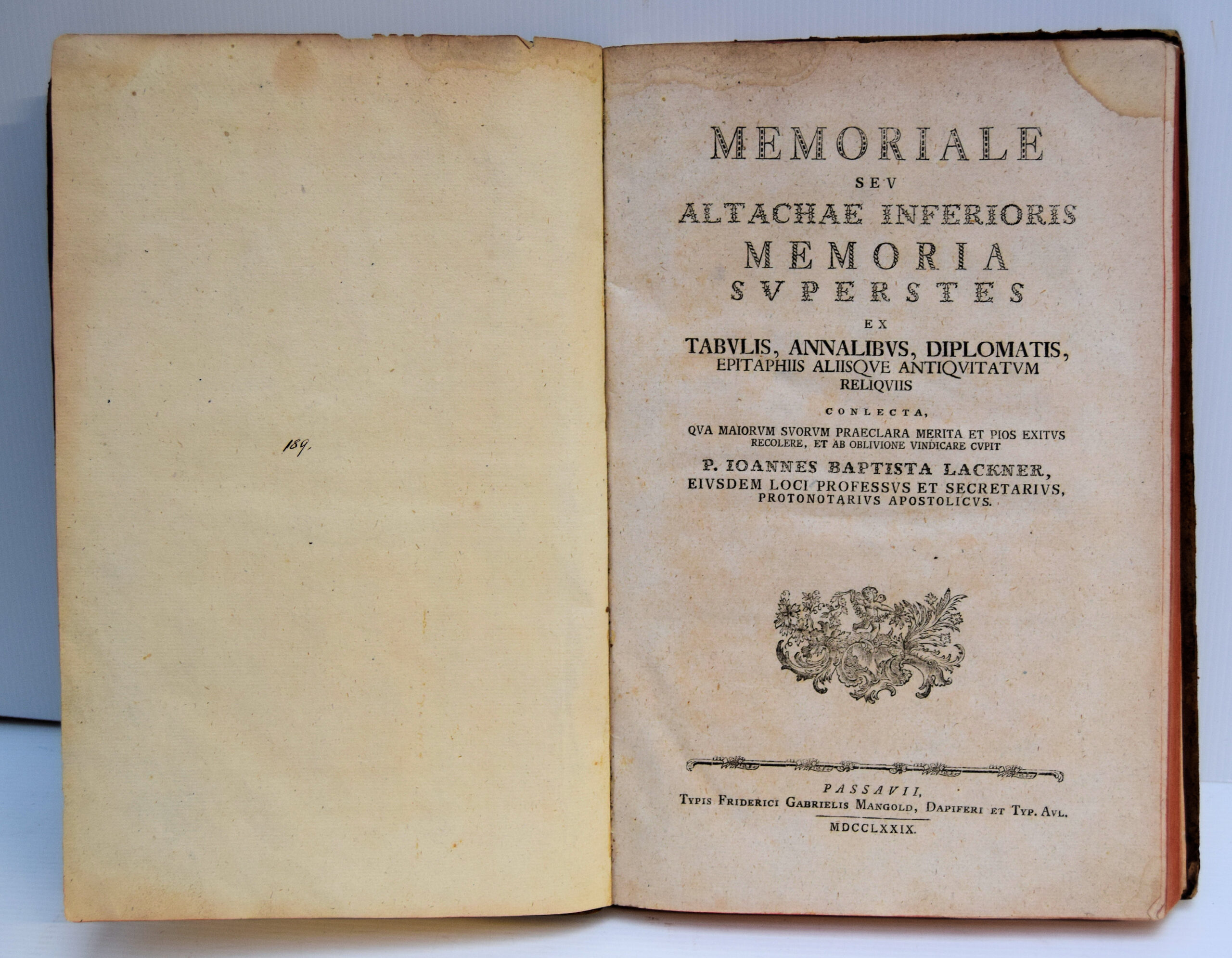 A history of the Abbey of Niederaltaich, Bavaria. MEMORIALE SEV ALTACHAE INFERIORIS, MEMORIA SVPERSTES EX TABVLIS, ANNALIBVS, DIPLOMATIS, EPTAPHIS ALIISQUE ANTIQUITATUM RELIQUIIS CONLECTA, QUA MAIORVM SVORUM PRAECLARA MERITA ET PIOS EXITUS RECOLERE, ET AB OBLIVIONE VINDICARE CVPIT.
